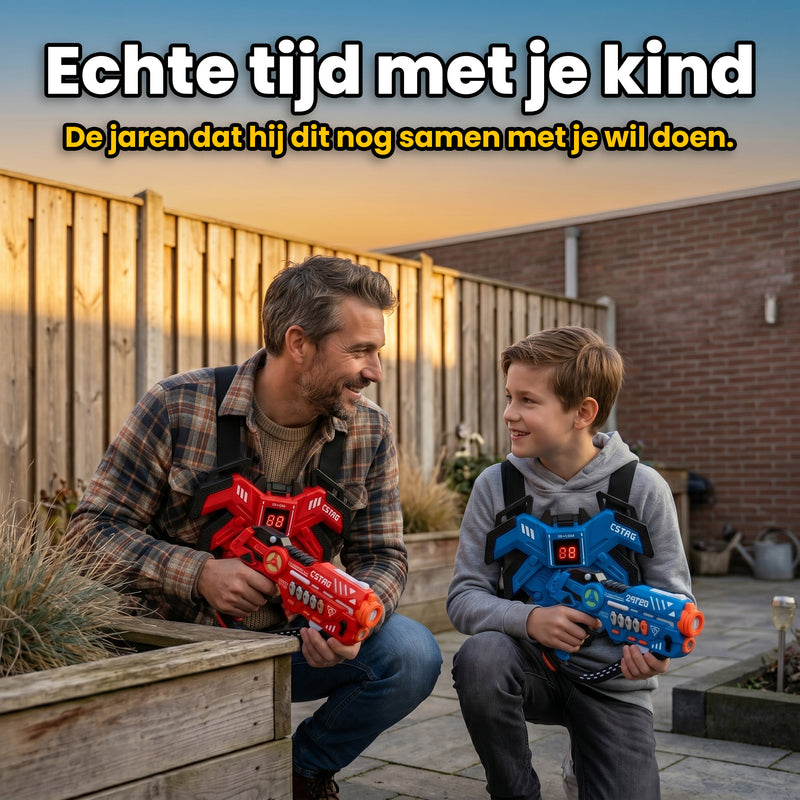 Vader en zoon spelen samen met Lasergame Set Projector in de schemering