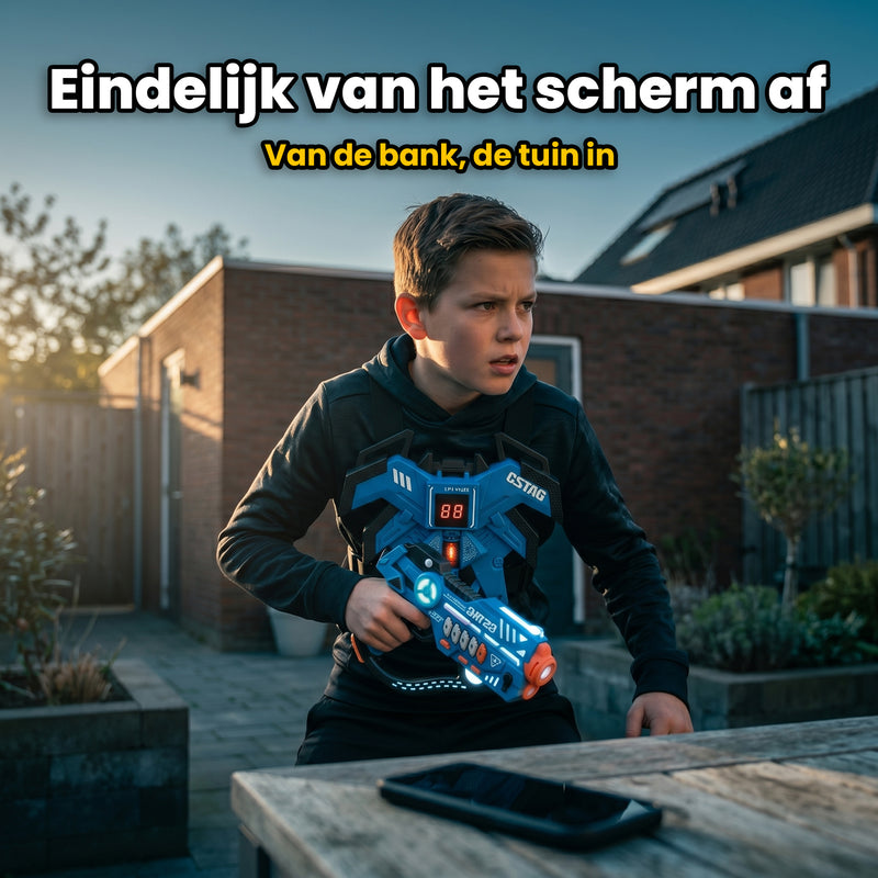 Jongen speelt buiten met Pulse blaster uit Lasergame Set Projector in plaats van schermtijd