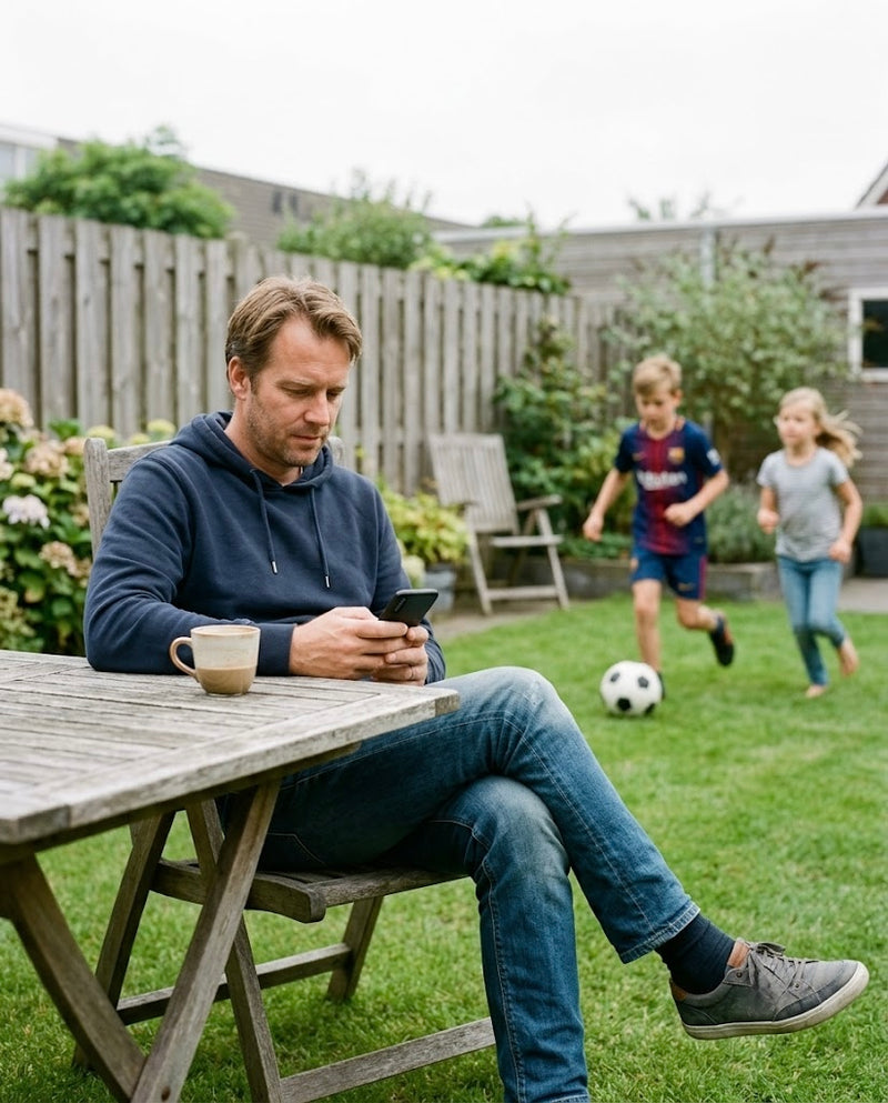 Kinderen spelen lasergame in een tuin in plaats van binnen